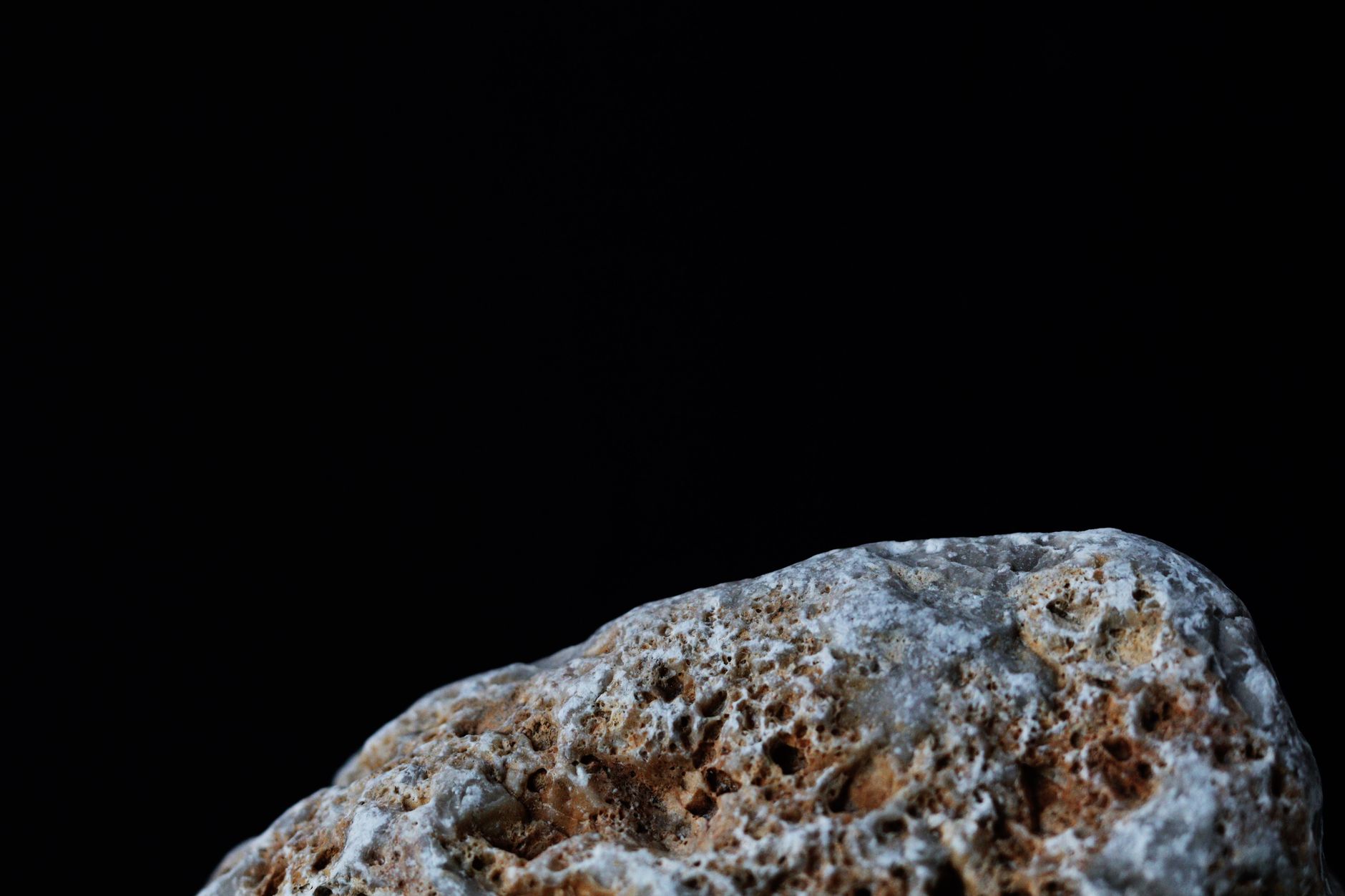 découvrez ce qu'est une matière solide, ses caractéristiques fondamentales, et comment elle se distingue des autres états de la matière. plongez dans le monde fascinant de la science des matériaux et apprenez-en plus sur les propriétés uniques des solides.