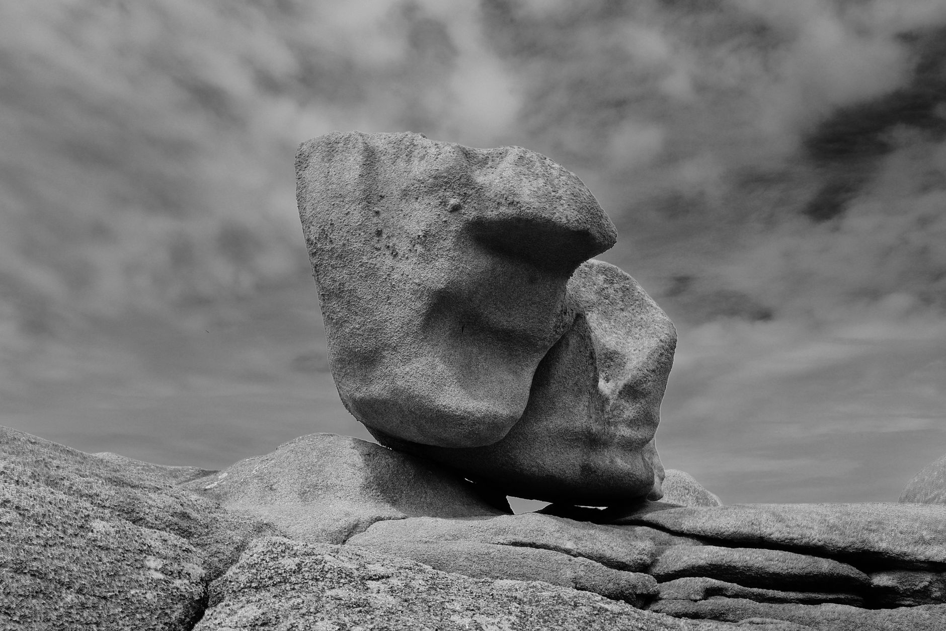 découvrez ce qu'est une matière solide, ses caractéristiques fondamentales, et les distinctions essentielles entre les différents états de la matière. plongez dans le monde fascinant des solides et leur rôle dans notre quotidien.